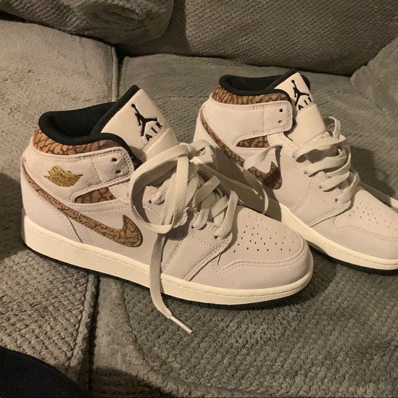 Air Jordan 1 Mid SE - LT OREWOOD BRN/METALLIC GOLD - Picture 7 of 11